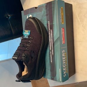 Mens Skechers deluxe walker/sneaker